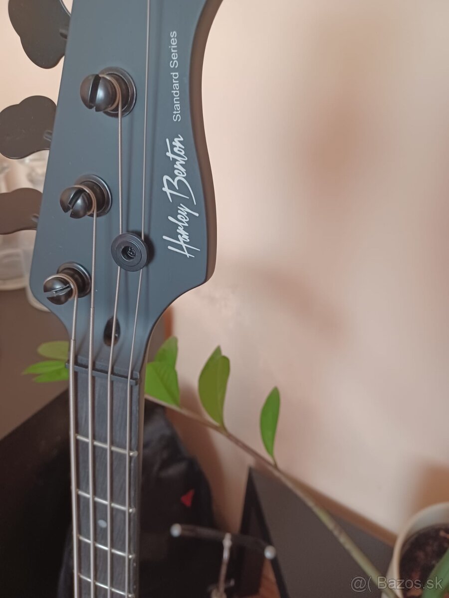 Basgitara Harley Benton, stojan, púzdro, remeň
