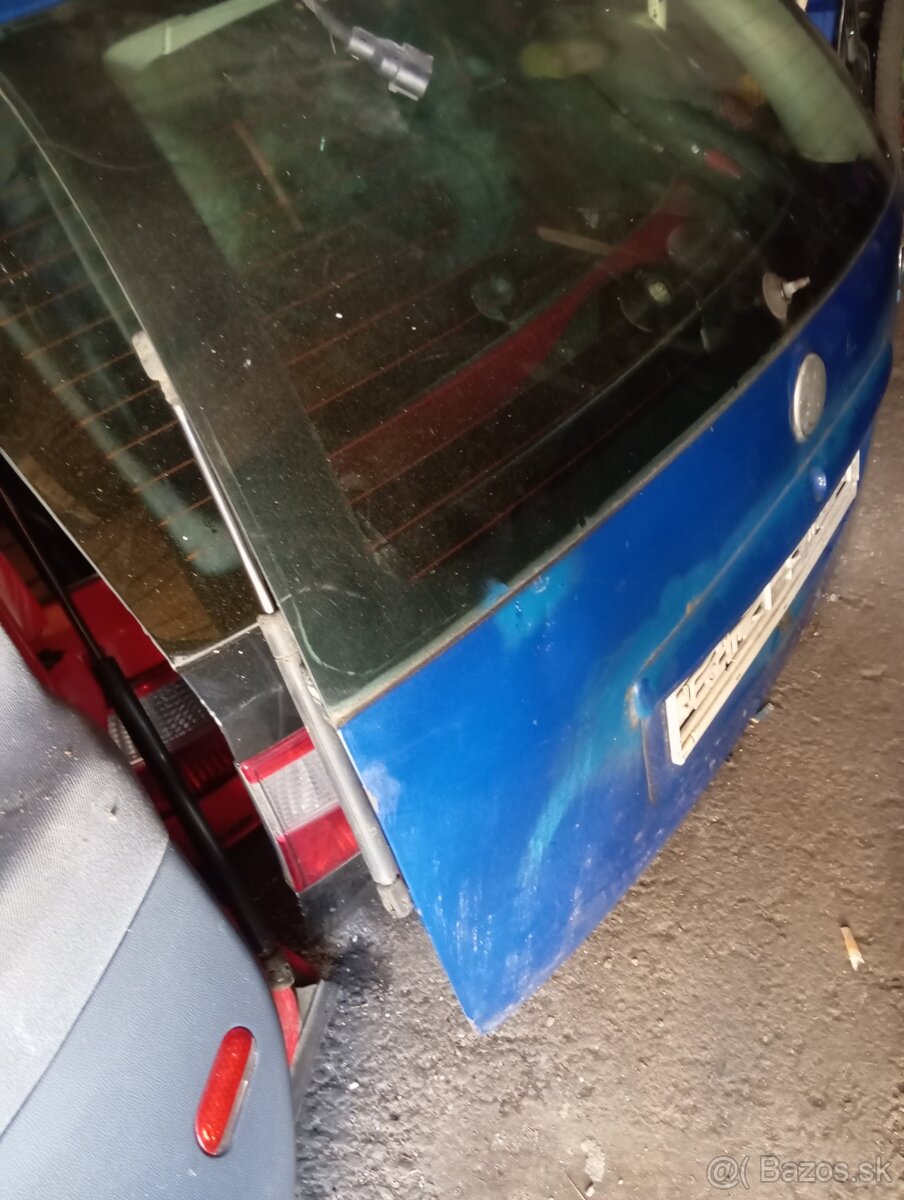 Predám kufrove dvere Octavia 1 combi modré Seat Leon 1m červ