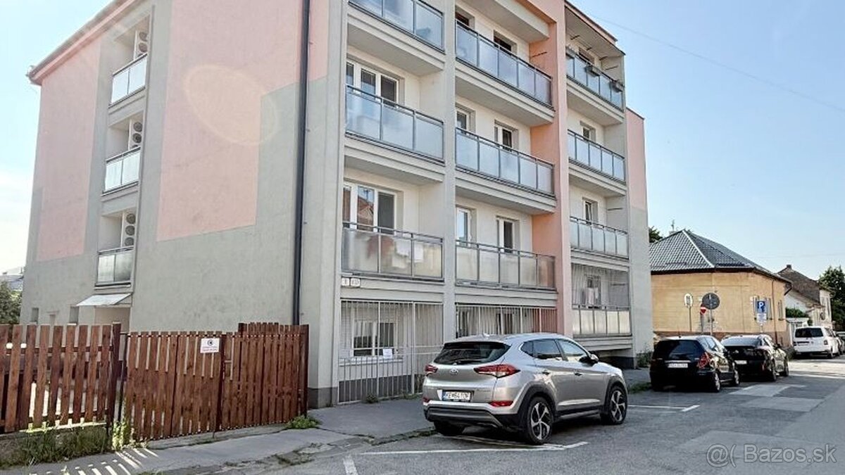 JUH - RIZNEROVA 2 IZBOVÝ TEHLOVÝ BYT 54 M 2 S VLASTNÝM KÚREN