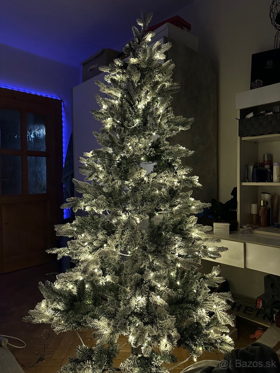 Umelý vianočný stromček