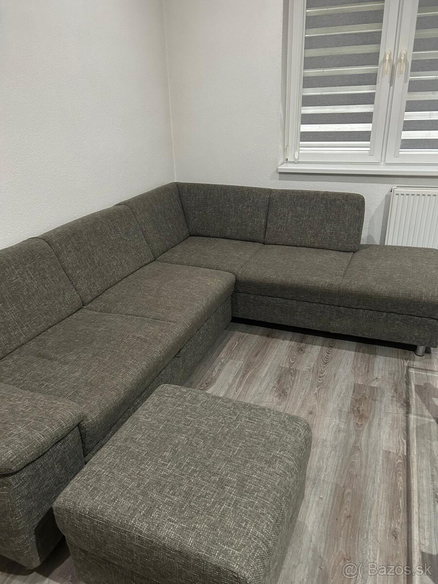 Sivý rozťahovací gauč