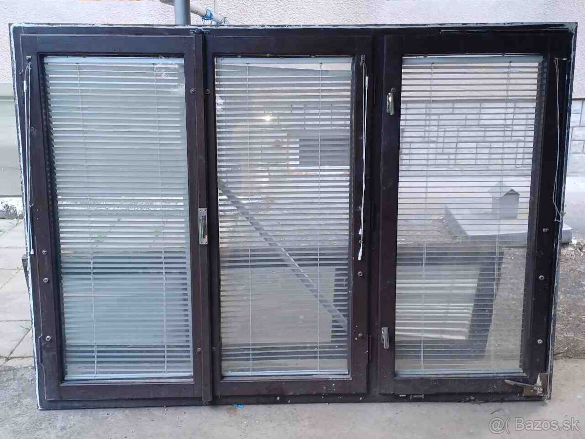 Drevené okná, dvojité sklo, žaluzie