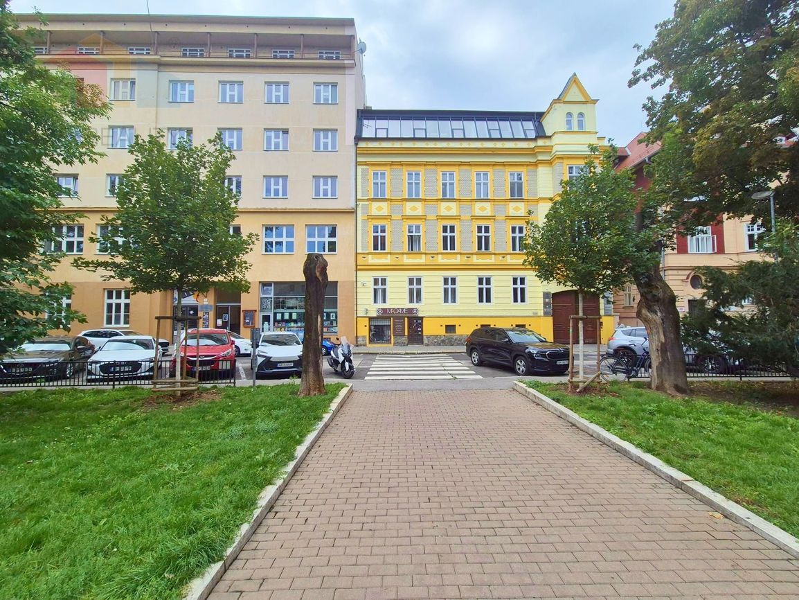 Na prenájom administratívny priestor, 137 m², Jakubovo nám.,