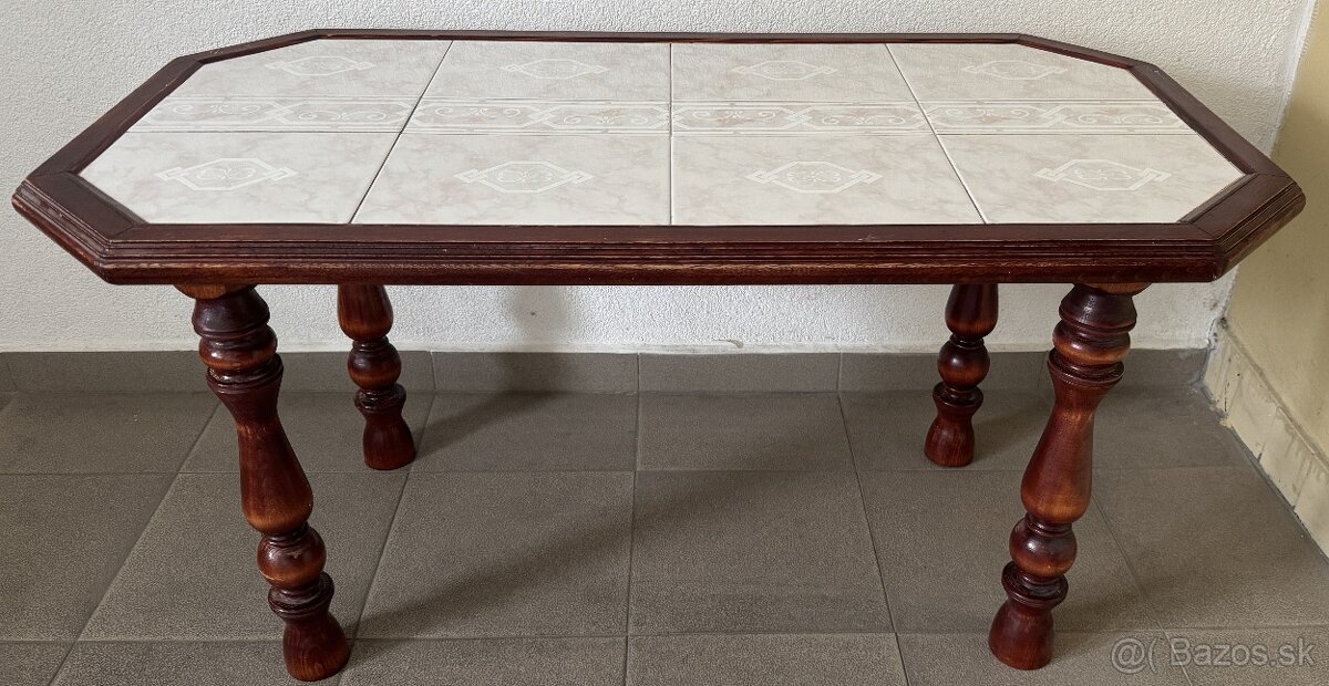 Konferenčný drevený stolík