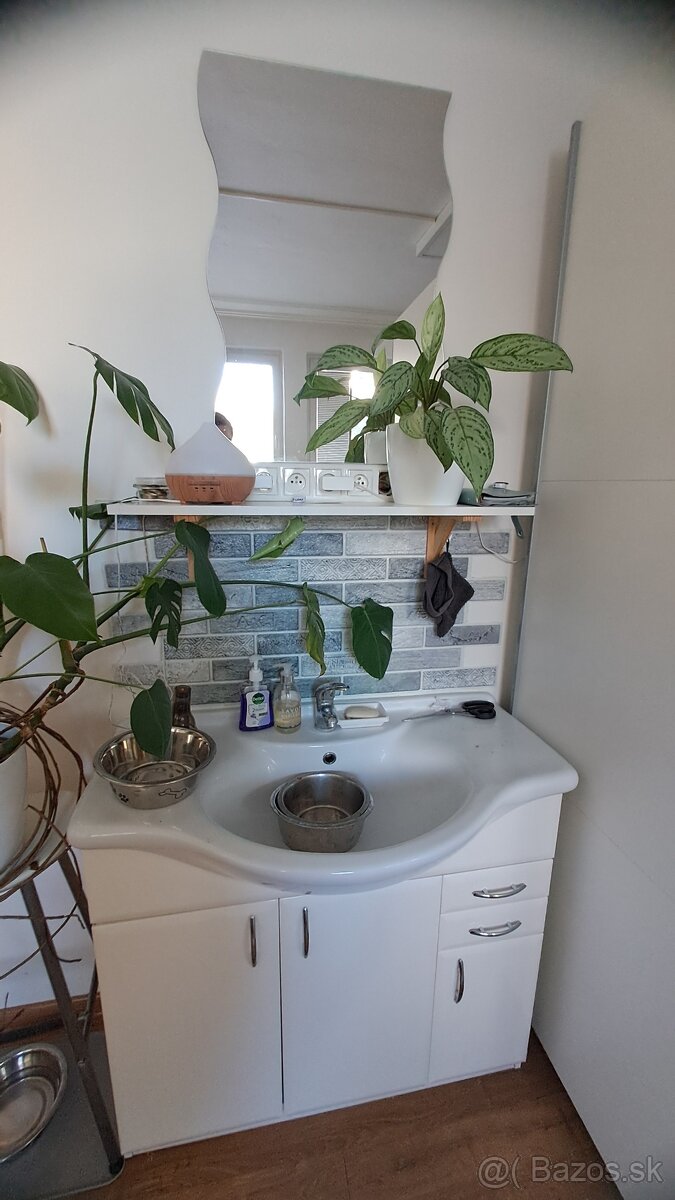 Umyvadlo so skrinkou