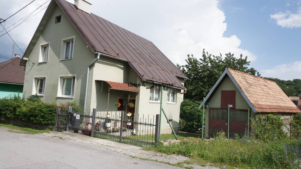 NA PREDAJ - Veľký rodinný dom v obci HROCHOŤ