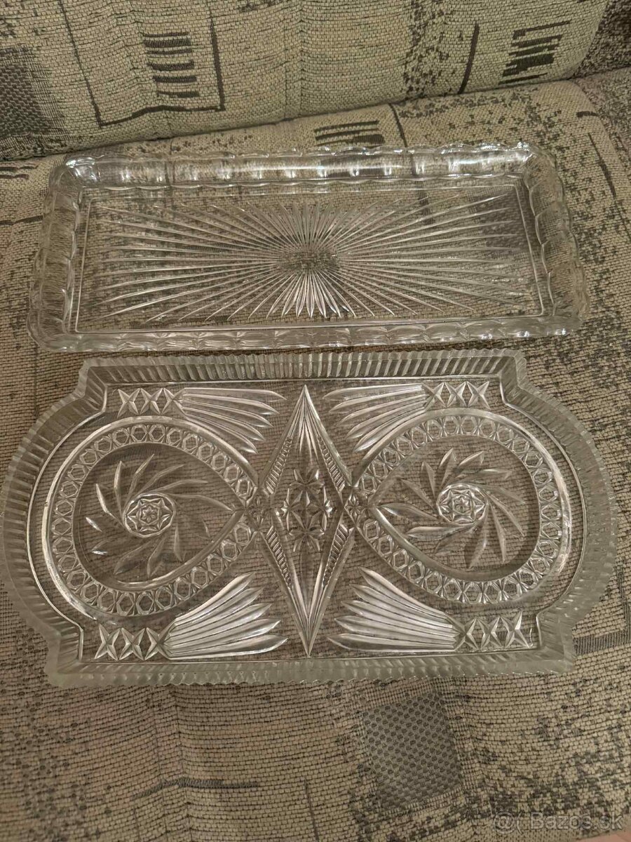 vintage lisovane sklenene podnosy