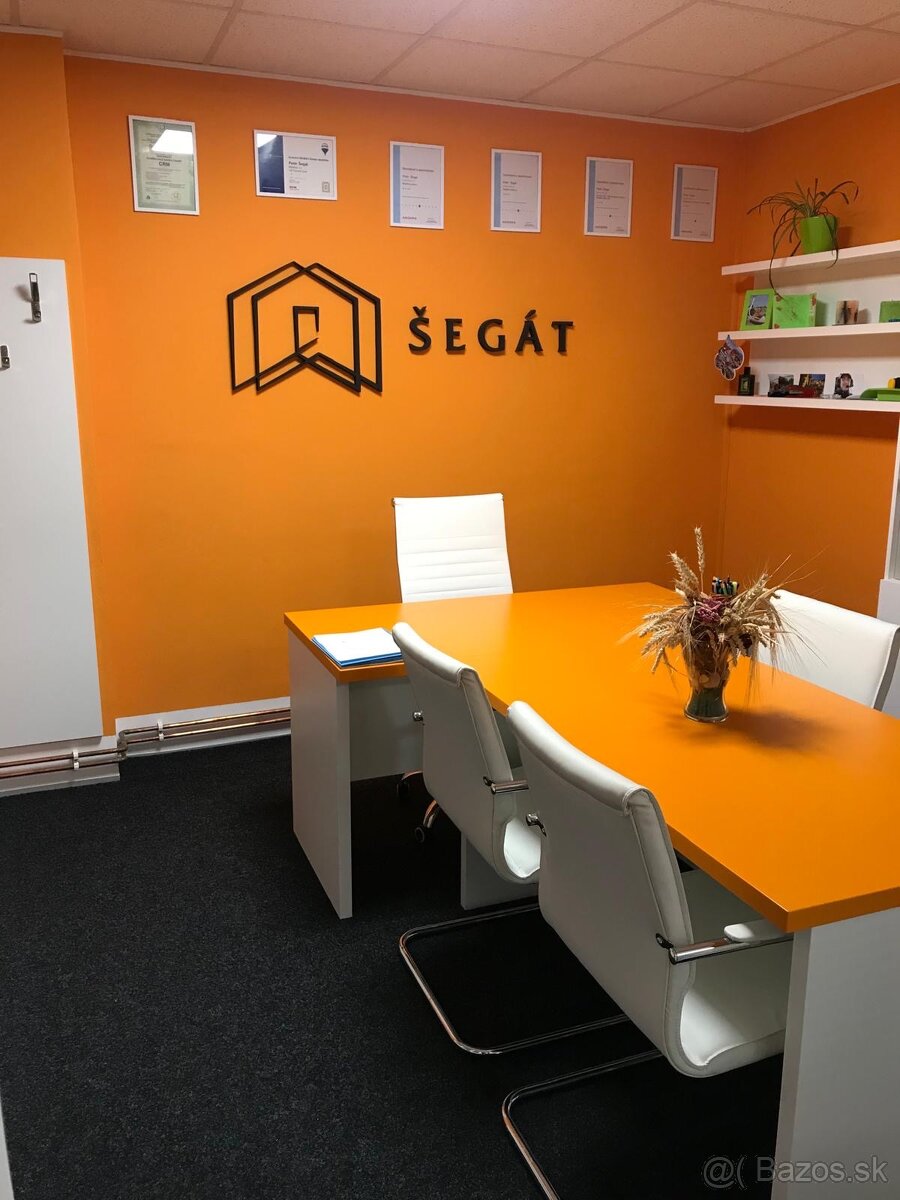 Prodán dva kancelářské stoly a věšák na zeď.