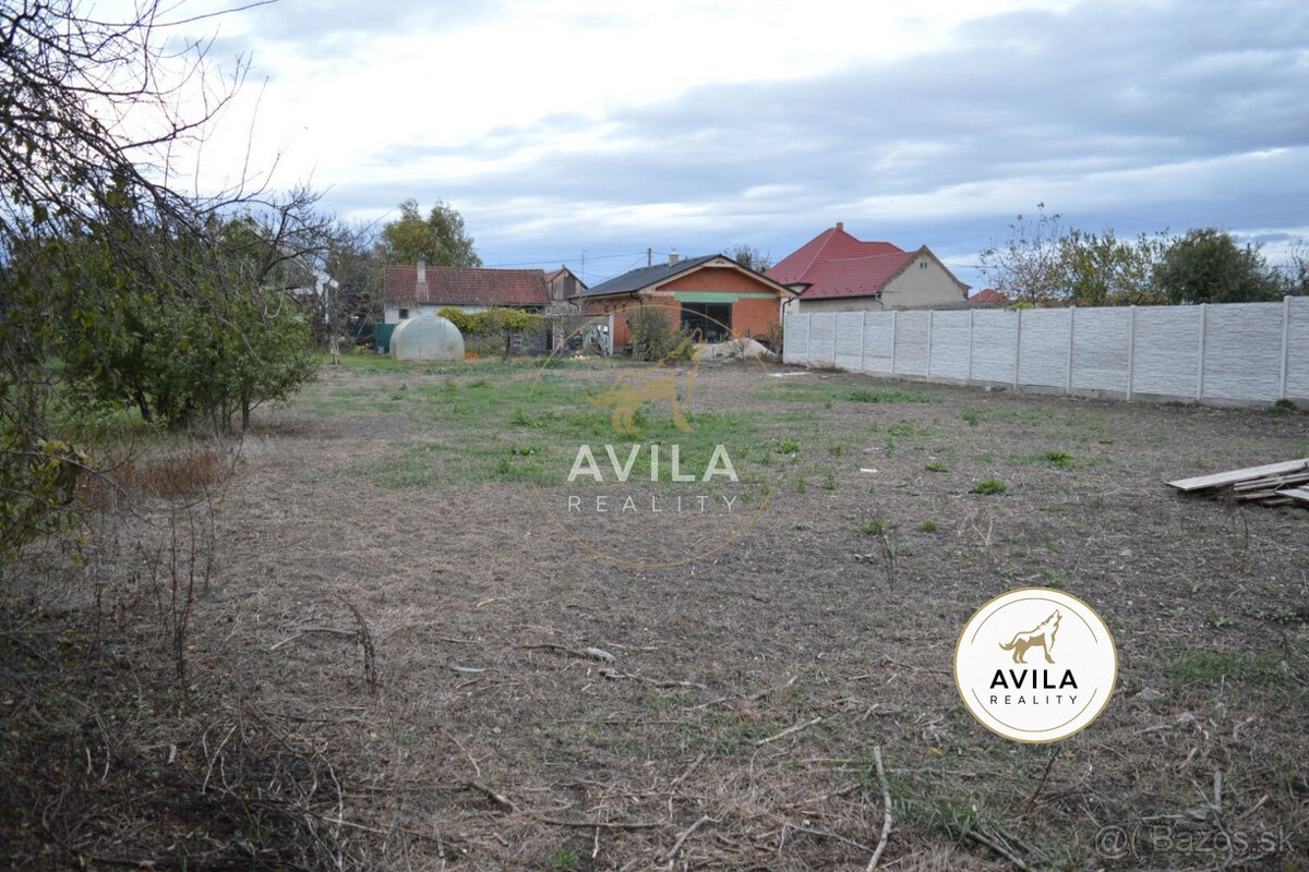 REZERVOVANÝ: zaujímavý stavebný pozemok 898m2 - Mostová