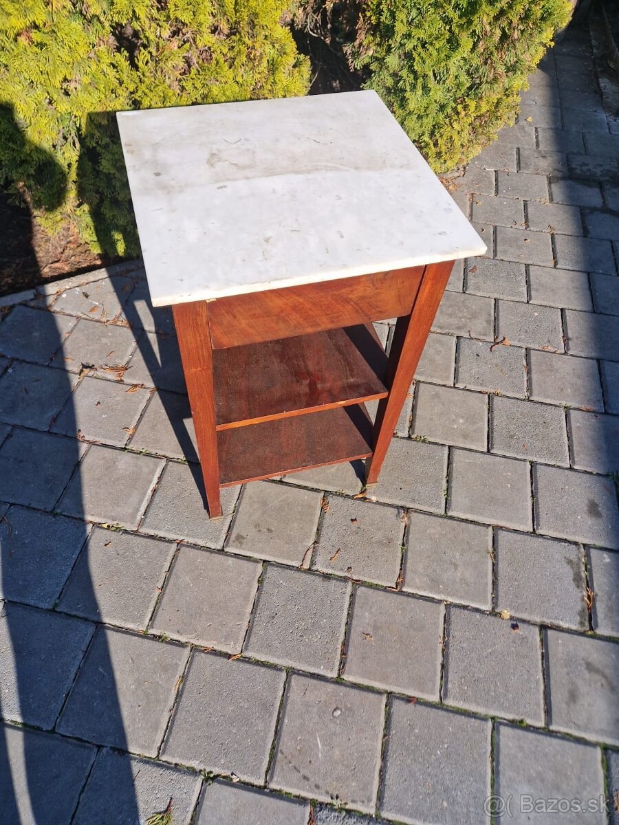 Predám menší stolík s bielou mramorovou doskou