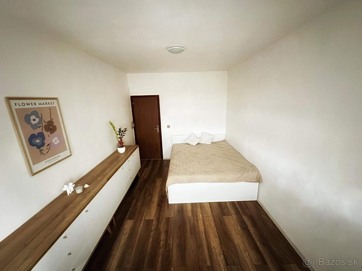 posteľ, mikrovlnka, dvere