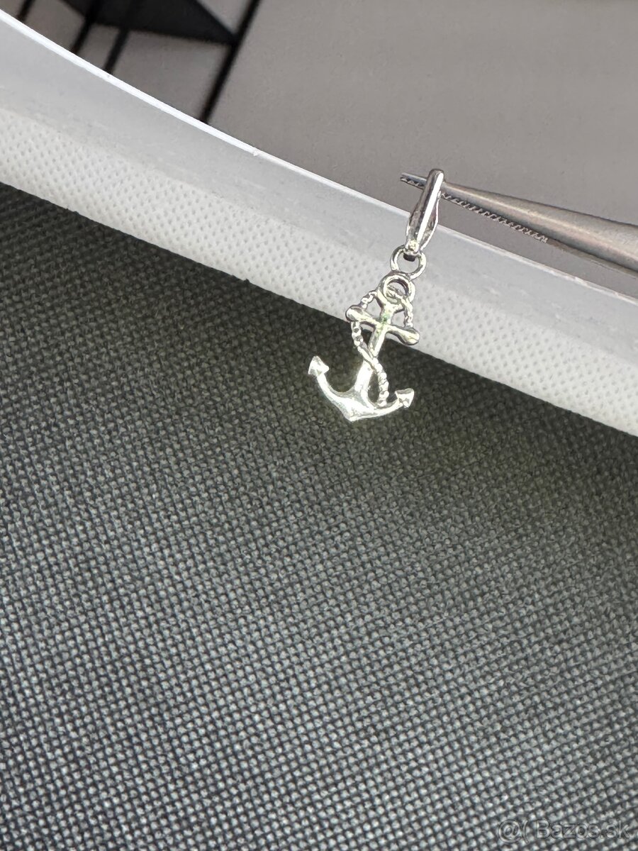 Strieborný prívesok kotva