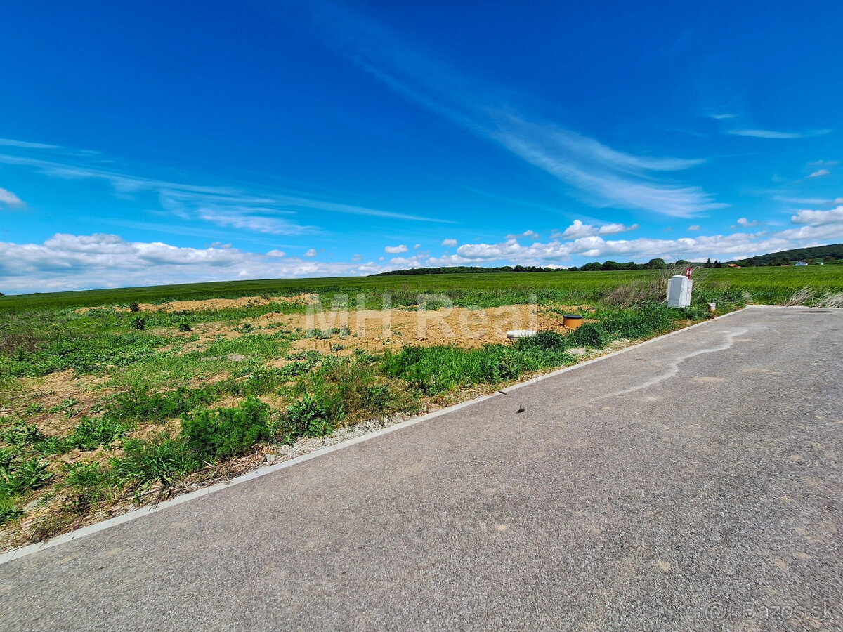 ROZHANOVCE - lukratívny stav. pozemok, kom. siete 758 m2