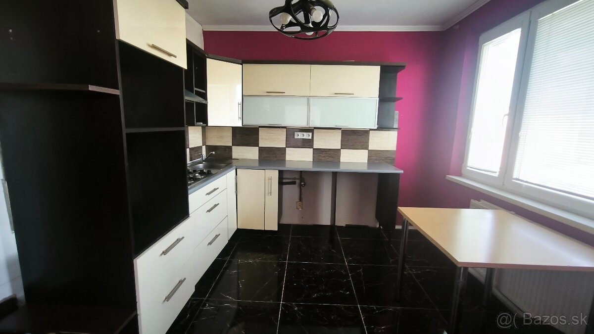 3 IZBOVÝ BYT S BALKÓNOM LUČENEC - PREDAJ