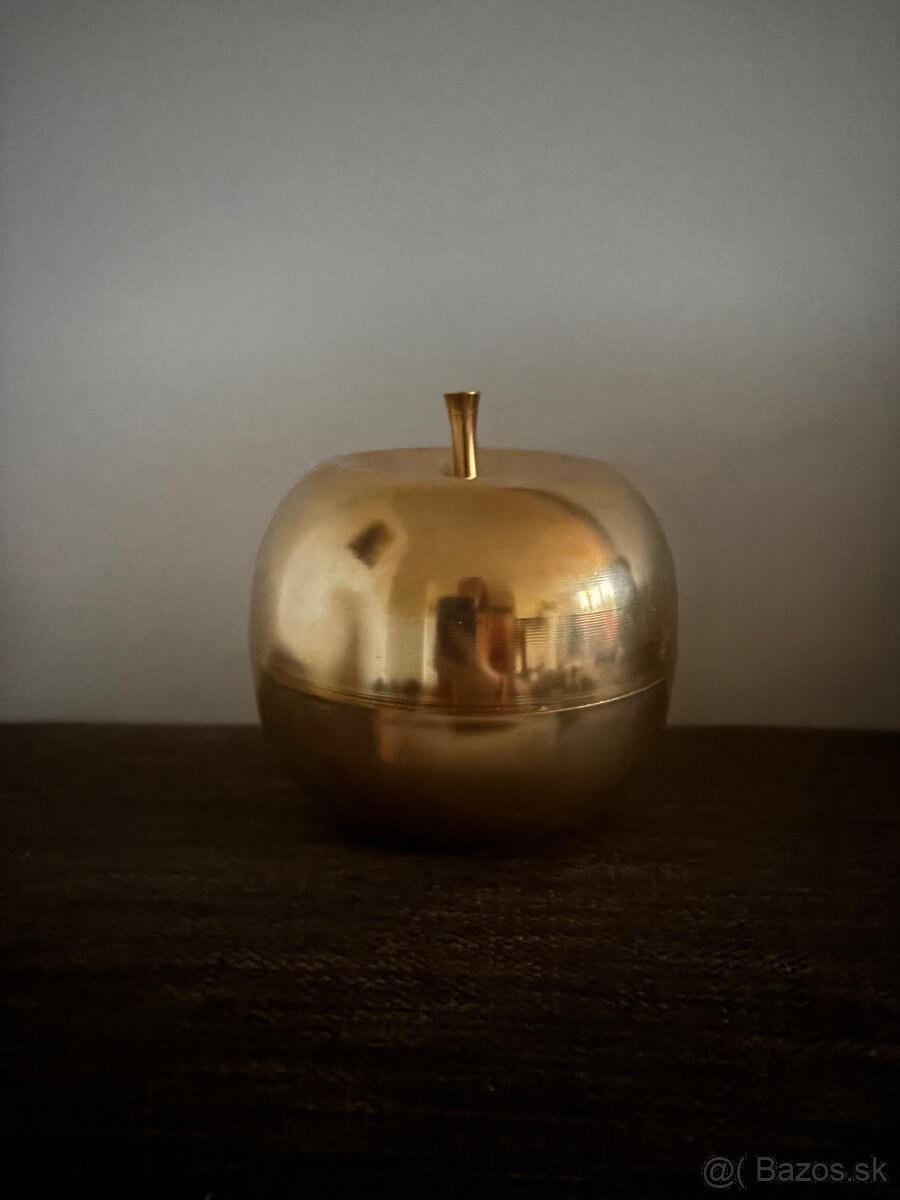 Staré retro jablko so sklenenými pohárikmi