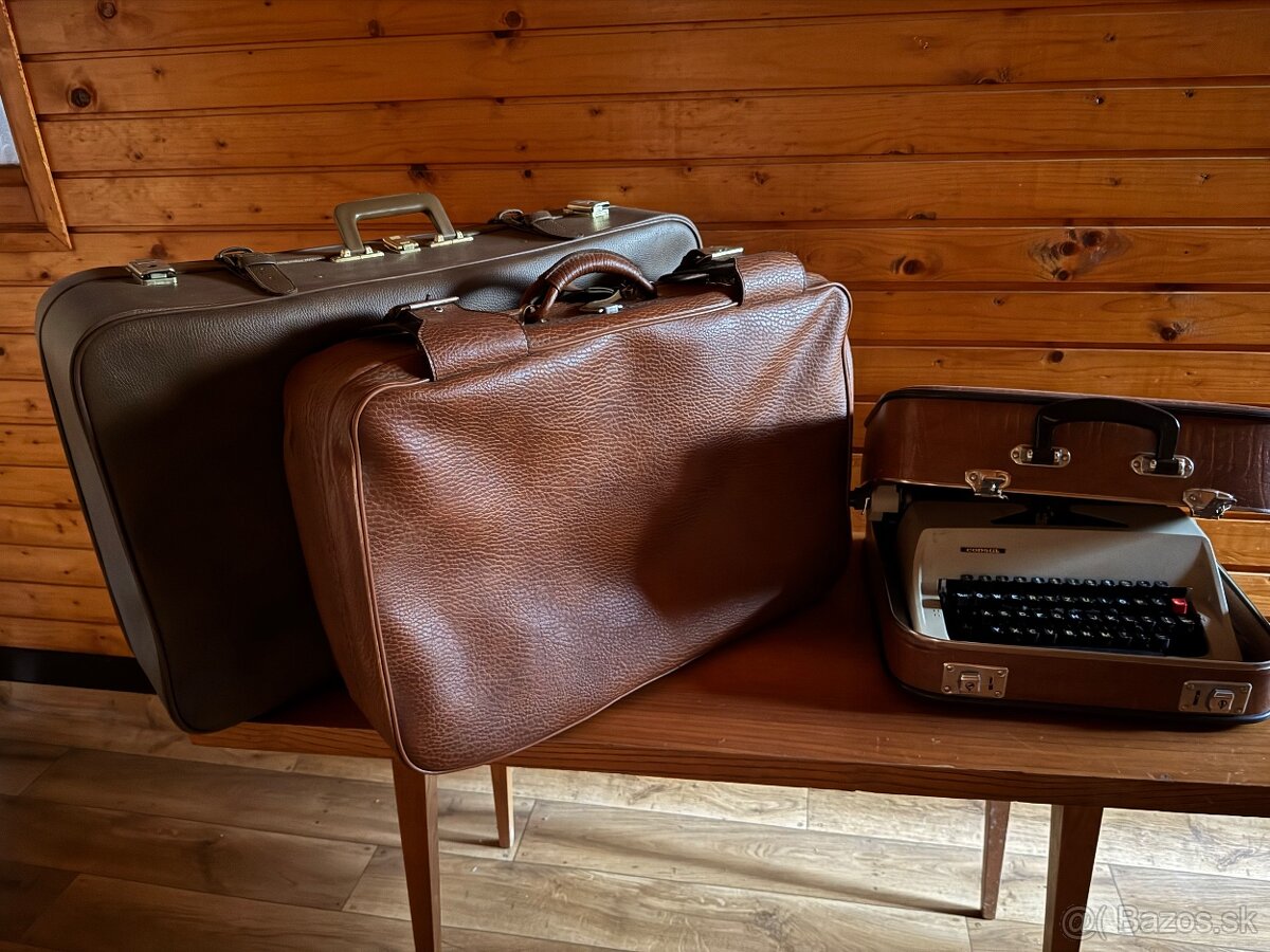Starožitný kufor a písací stroj
