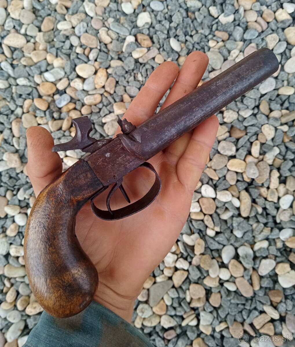 Starožitna perkusna pištoľ dva hlavné z dostavníka