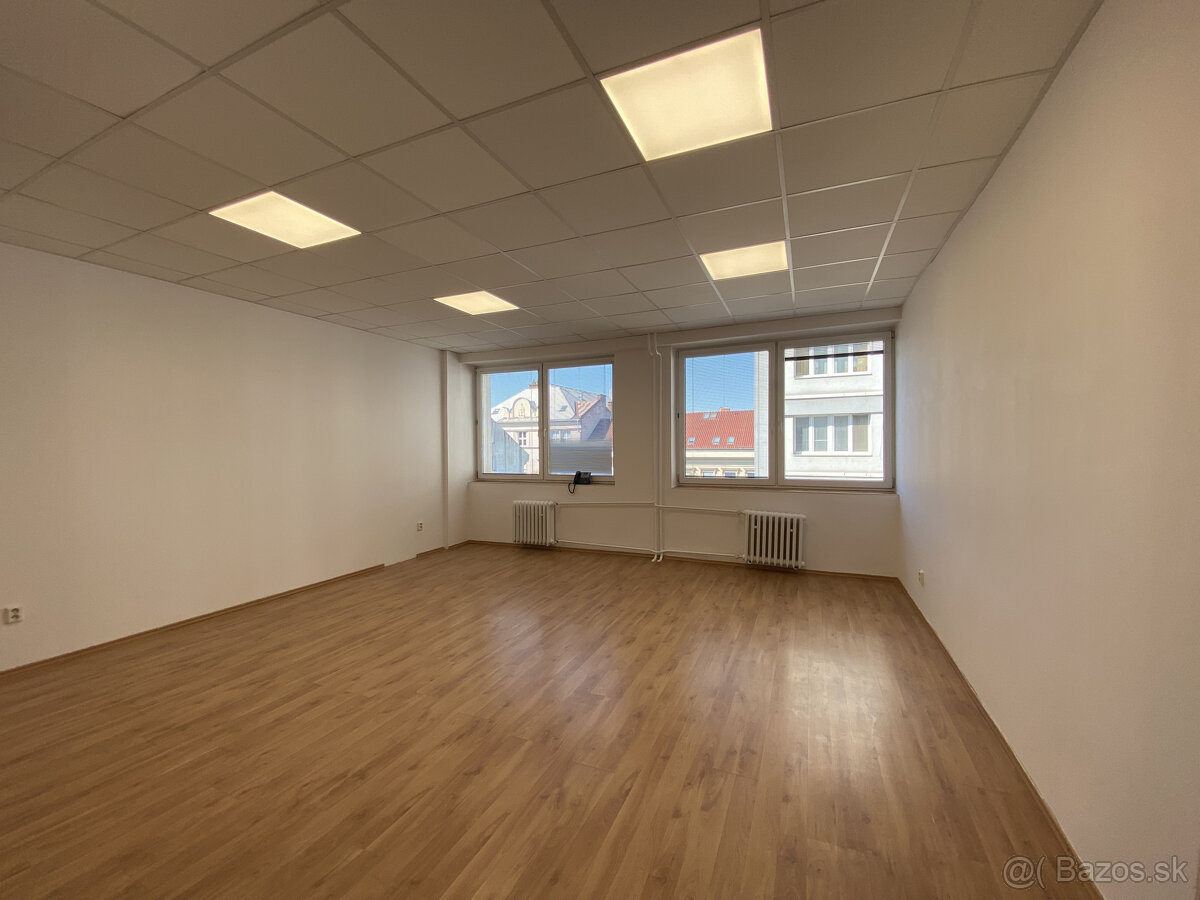 Priestranná kancelária : 42 m2 - v centre mesta