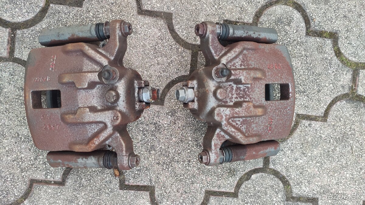 Honda Civic 8g Brzdový strmeň predny