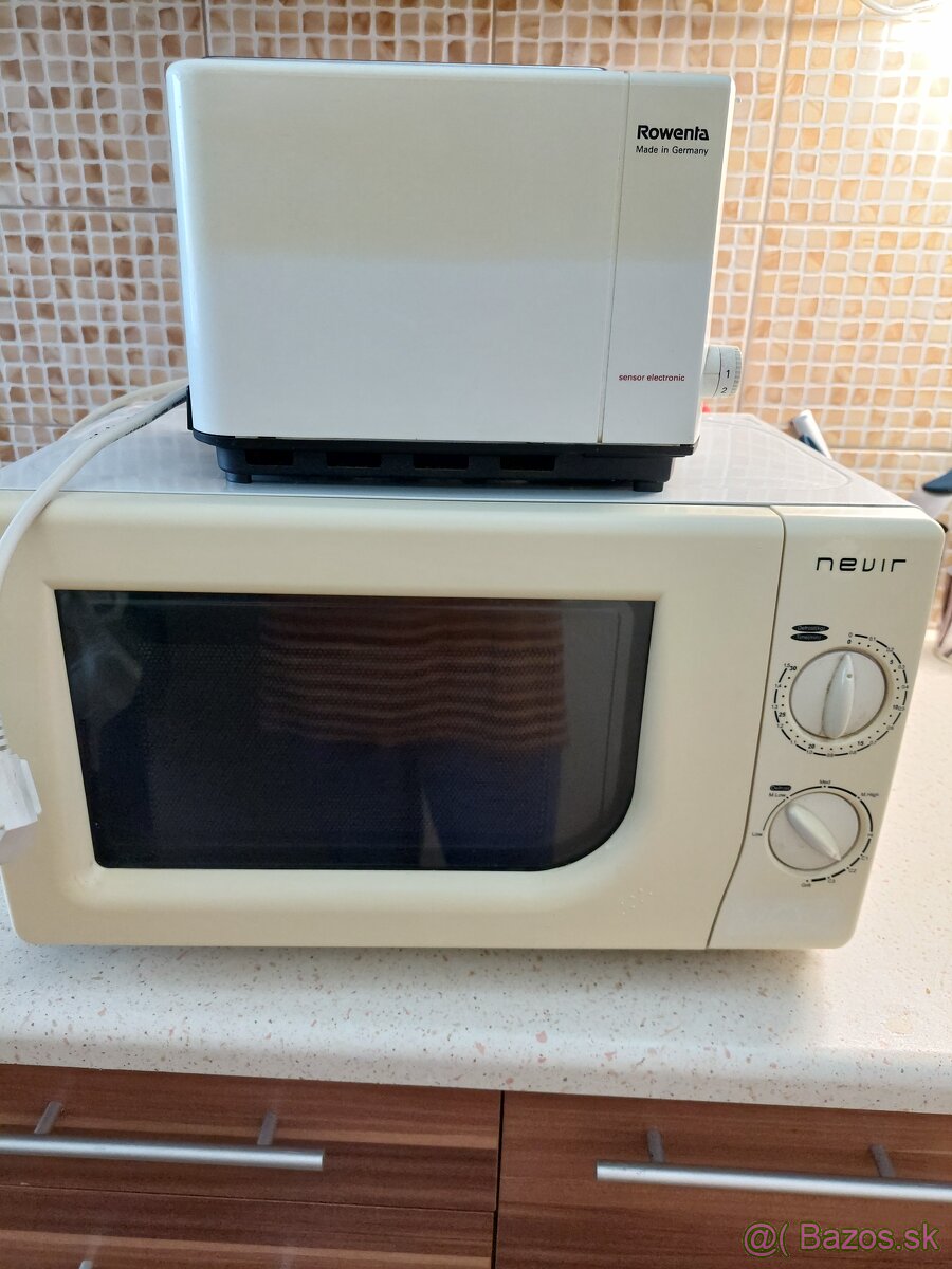 Mikrovlnná rúra a hriankovač