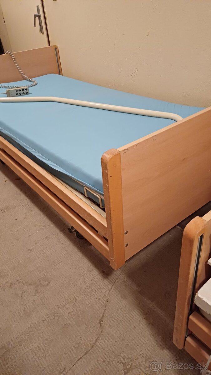 Polohovateľná posteľ, posuvný stolík, kreslo na umývanie