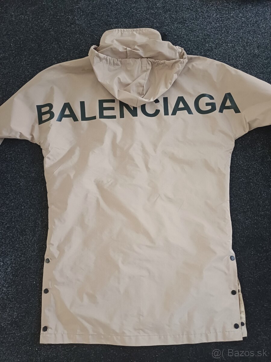 Balenciaga - bežové pončo s kapucňou
