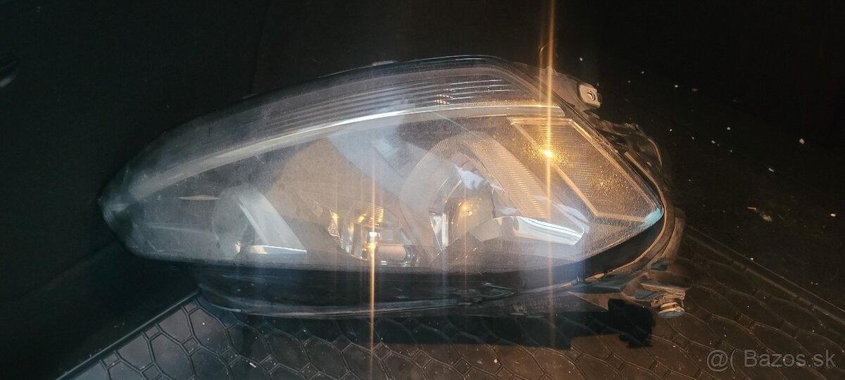 Pravý hlavný svetlomet