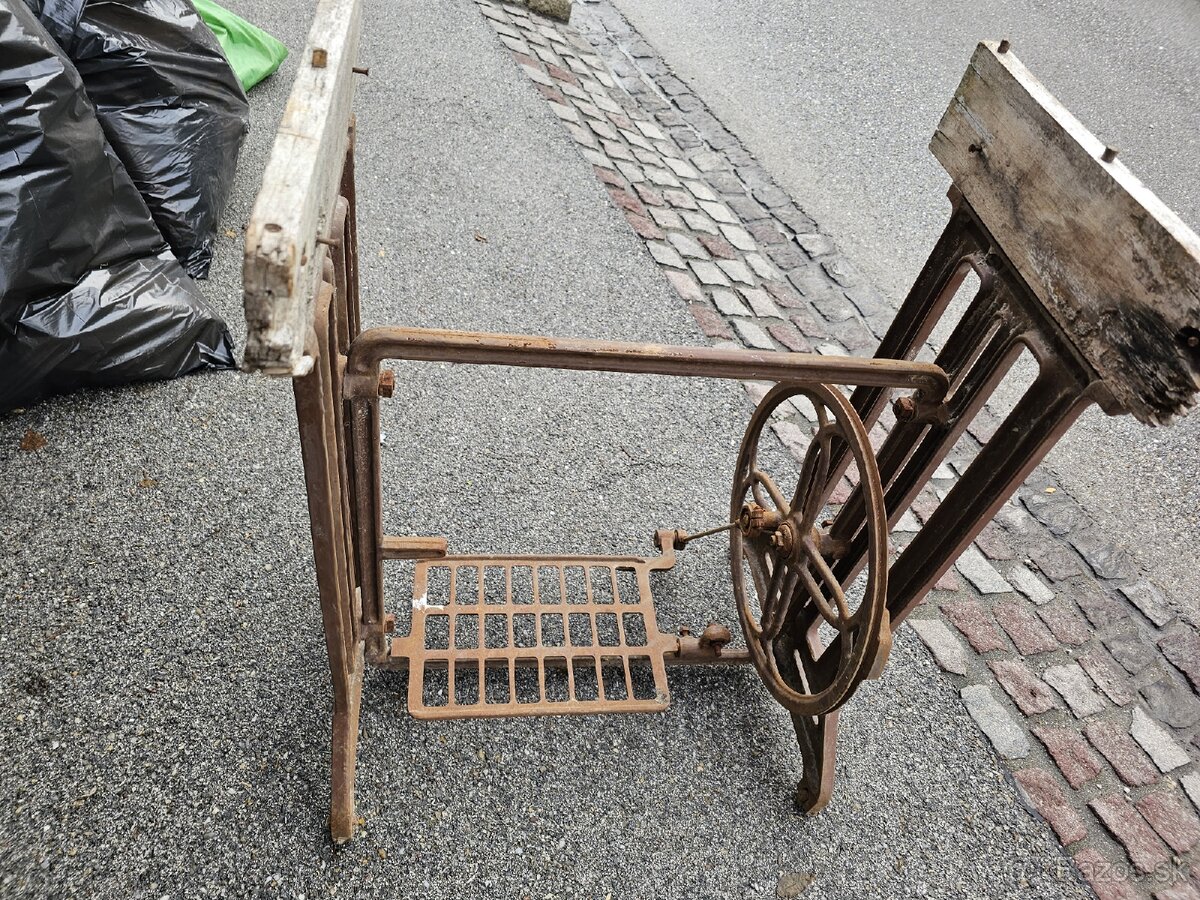 Stojan zo šijaceho stroja