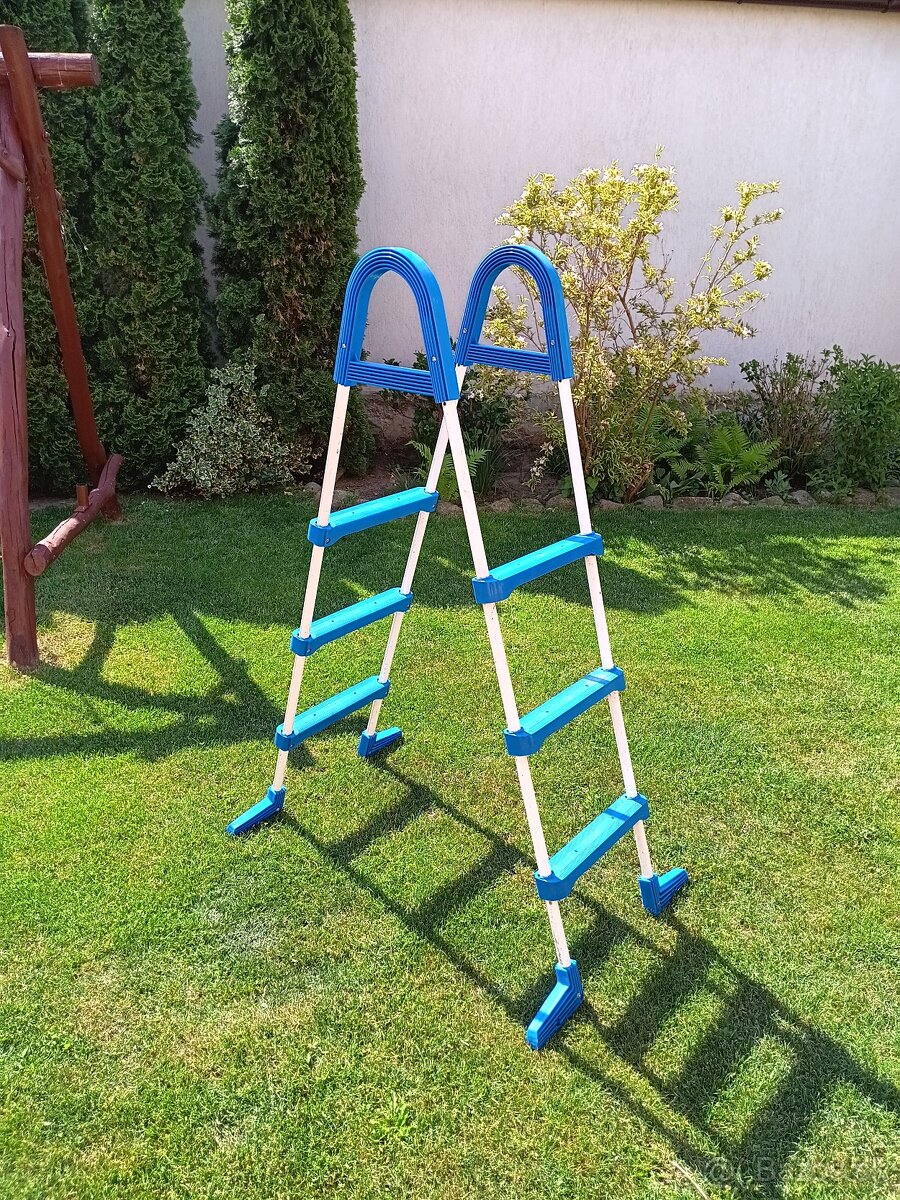 Schodíky k bazénu.