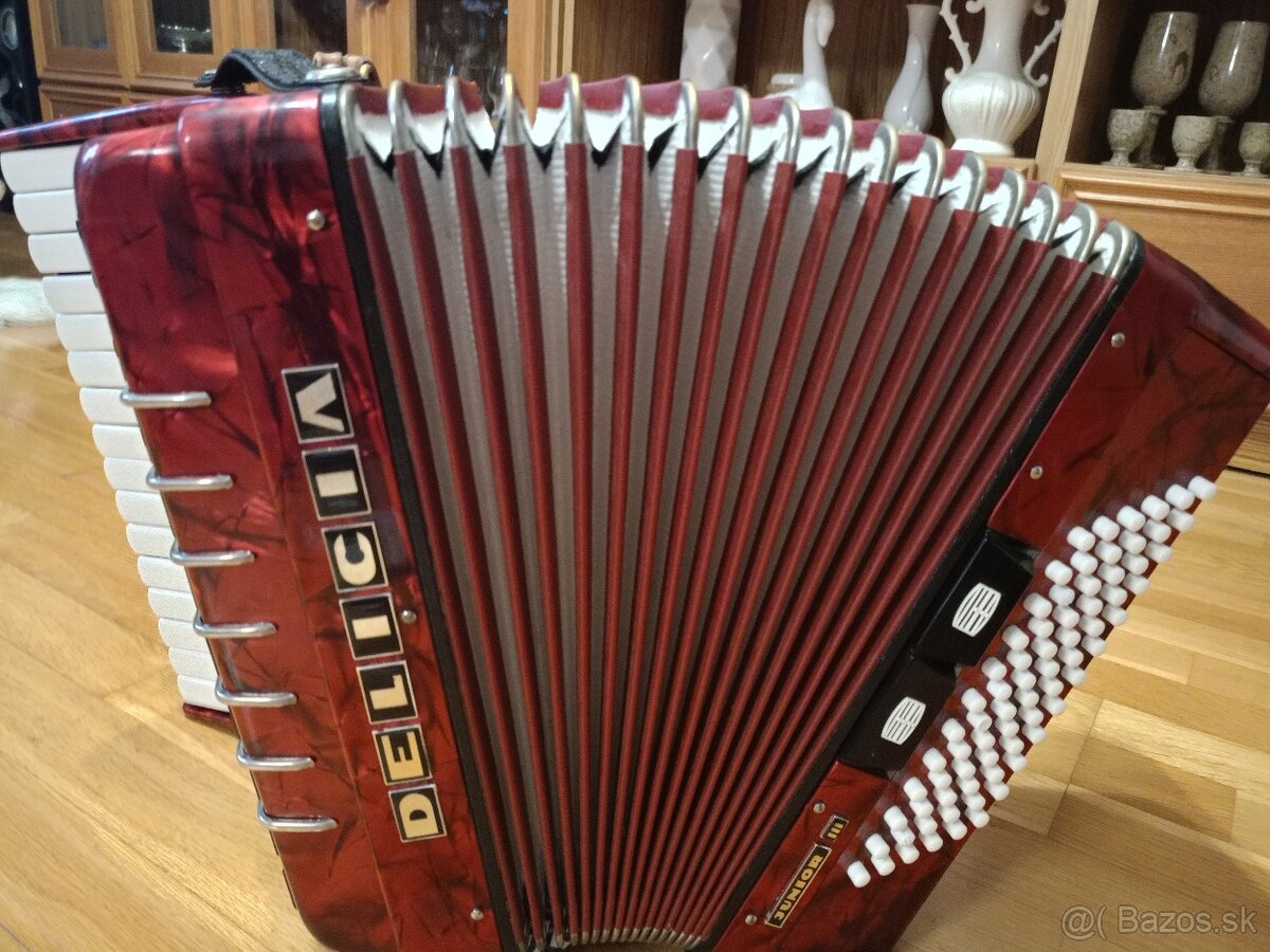 Predám Akordeón 72 basový