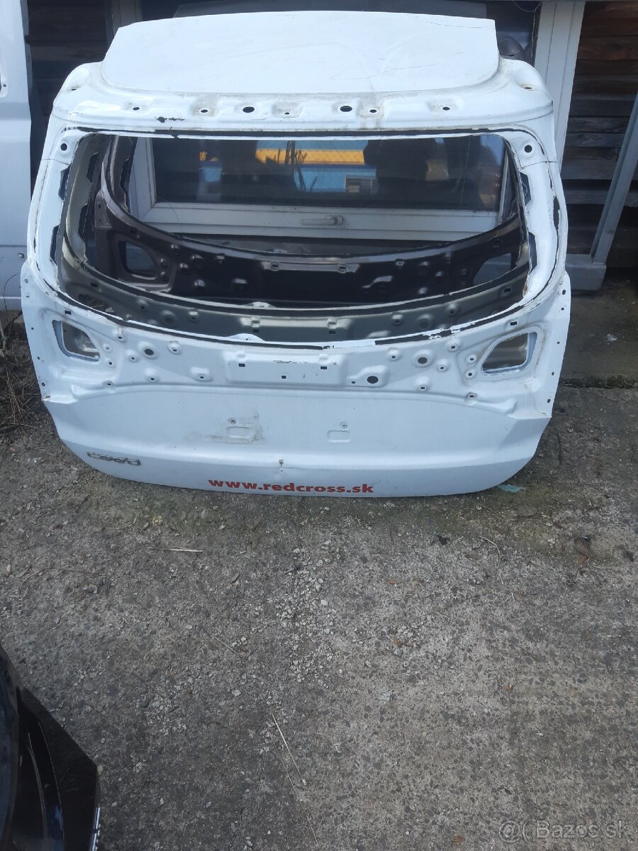Zadna kapota kia ceed