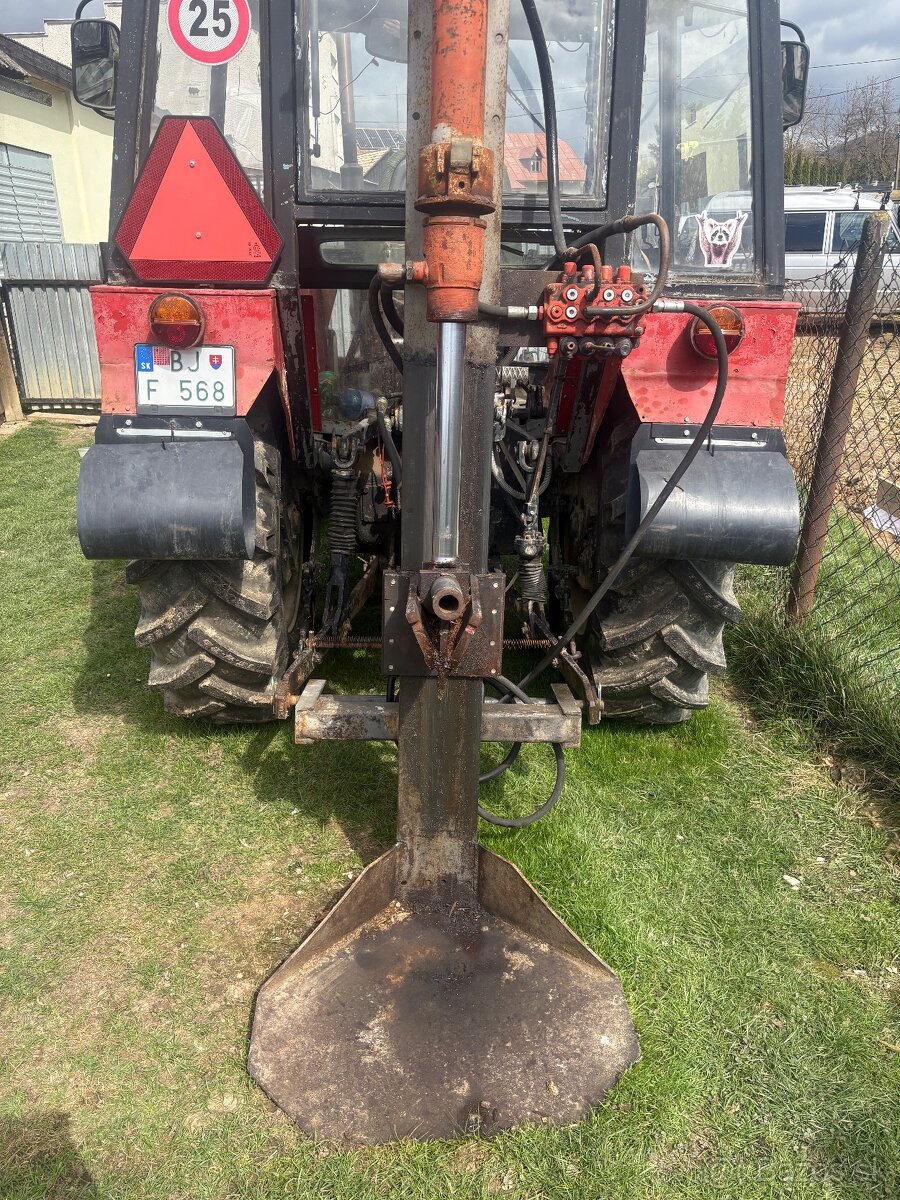 Hydraulická stiepačka za traktor