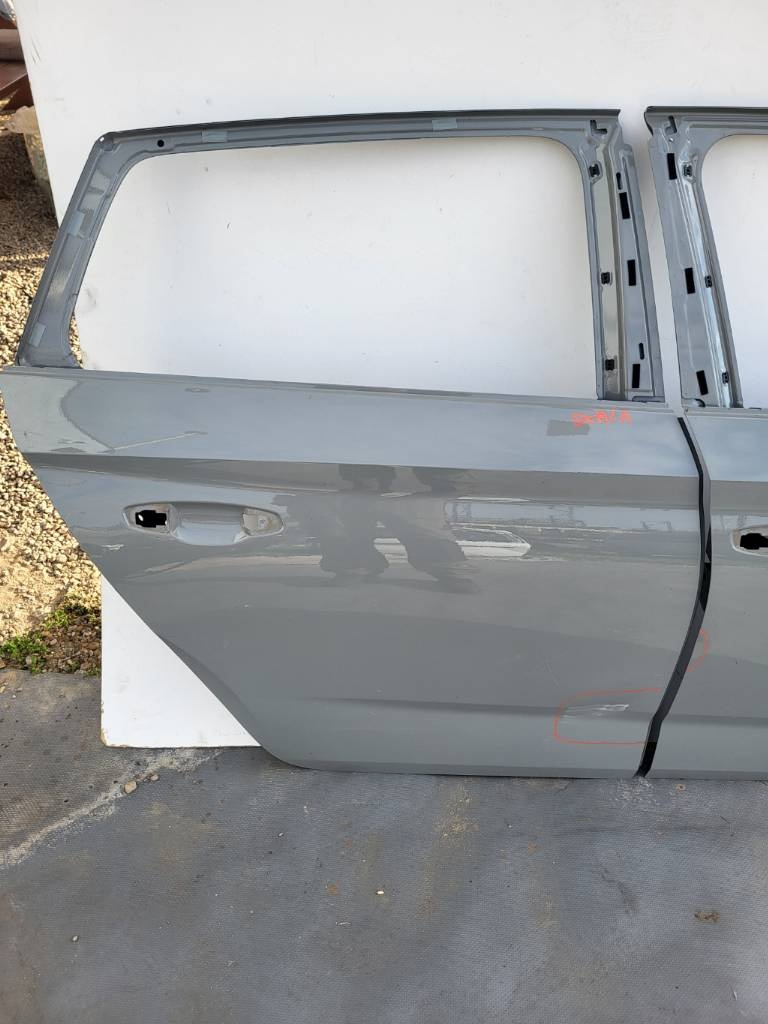 Skoda scala dvere zadne prave.