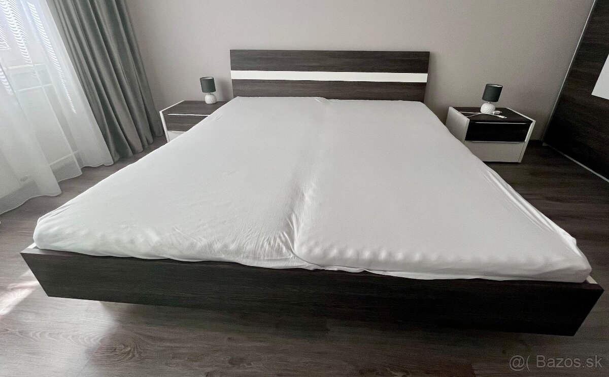 Manželská posteľ s nočnými stolíkmi