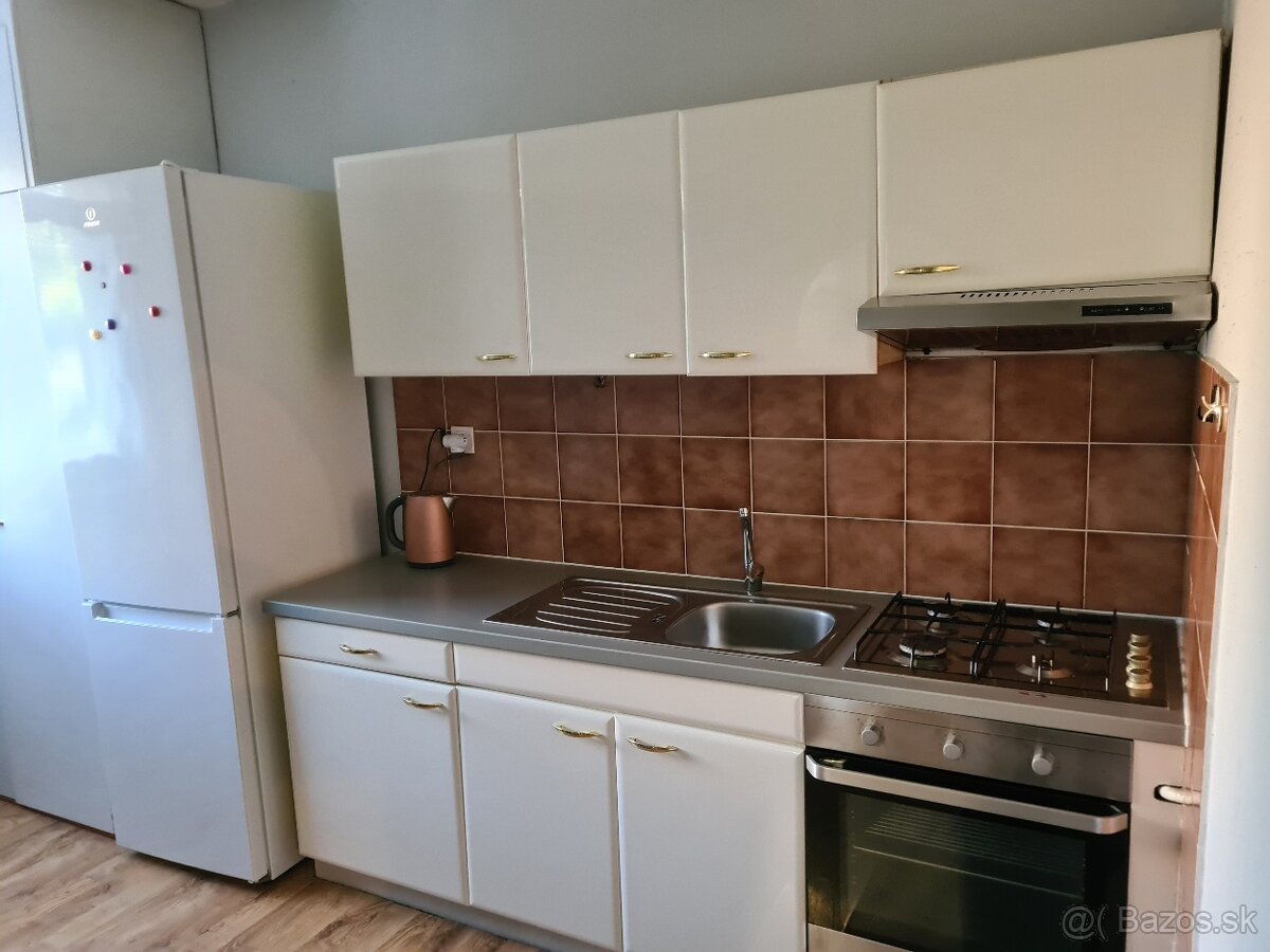Na prenájom 2-izbový byt 52 m2 - Dubnica n/V, Centrum II