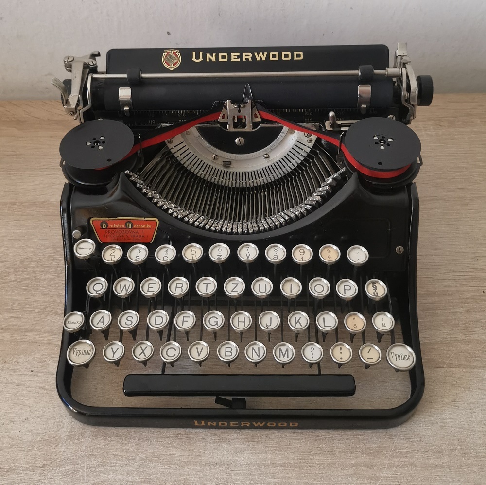 Starožitný písací stroj Underwood Universal z roku 1934