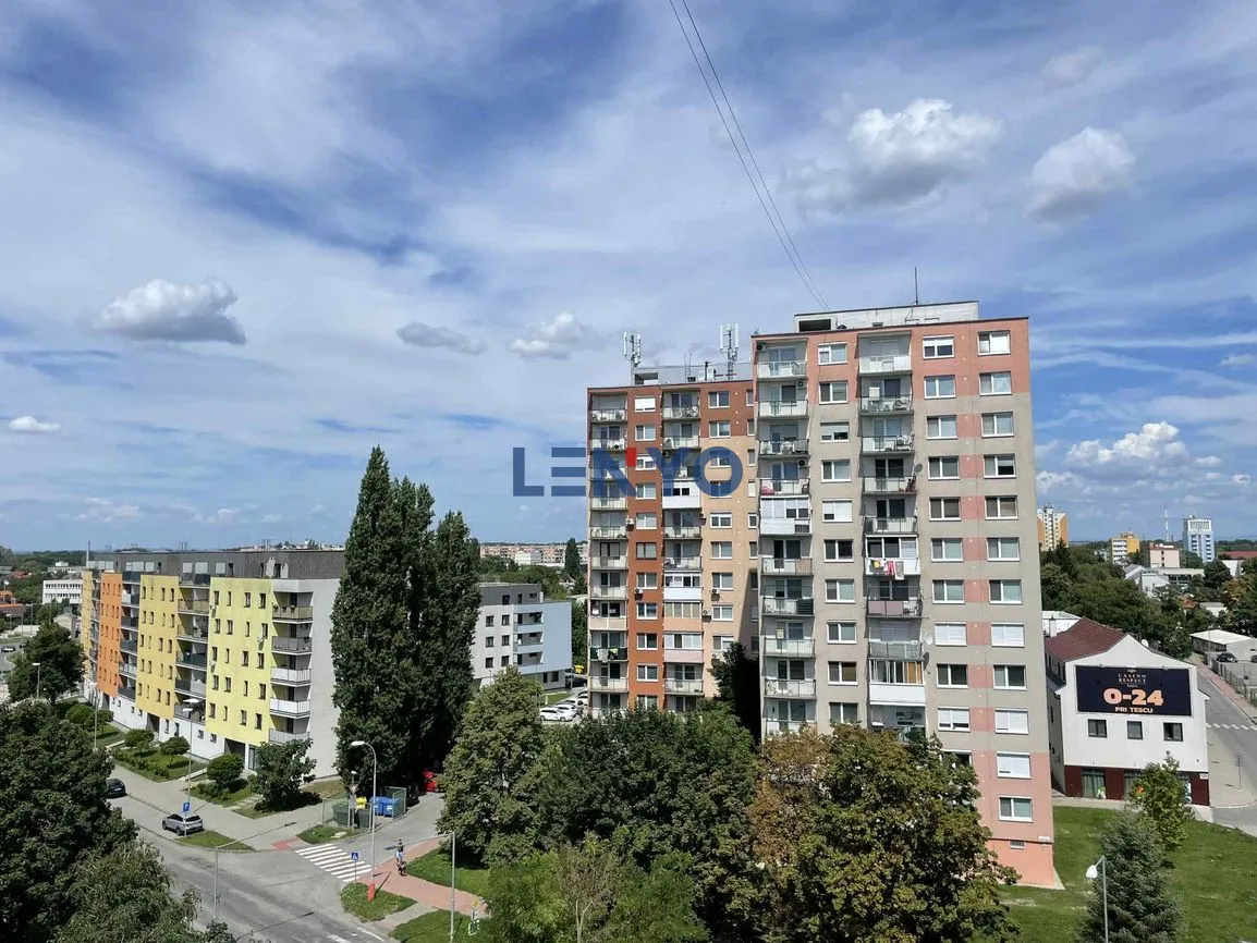 Predáme 1-izbový byt 53m2 prerobený na 2-izbový/ul.Kráľovská