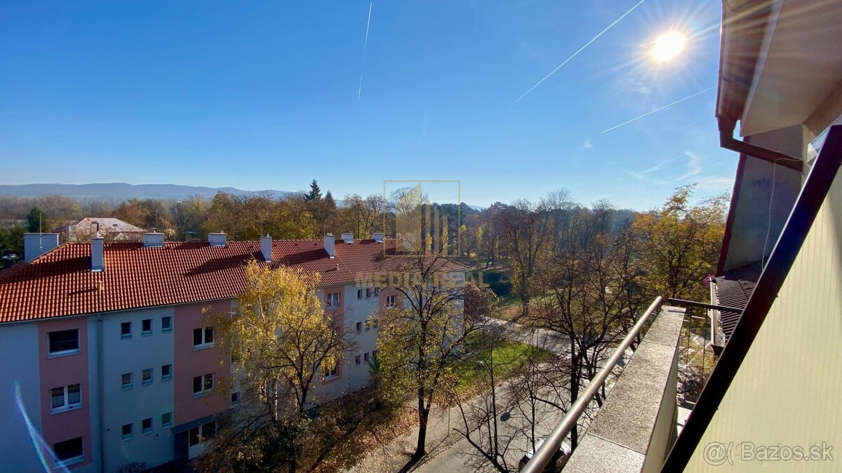 Priestraný 3-izbový tehlový byt s balkónom, terasou a s možn