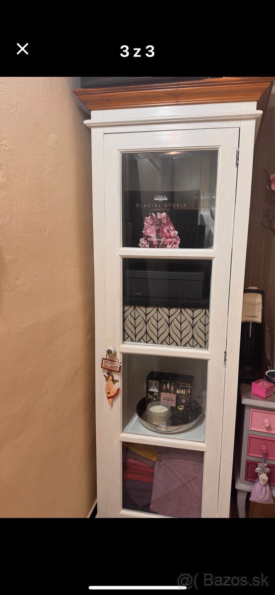 Predám presklenú vitrínu-z dreva
