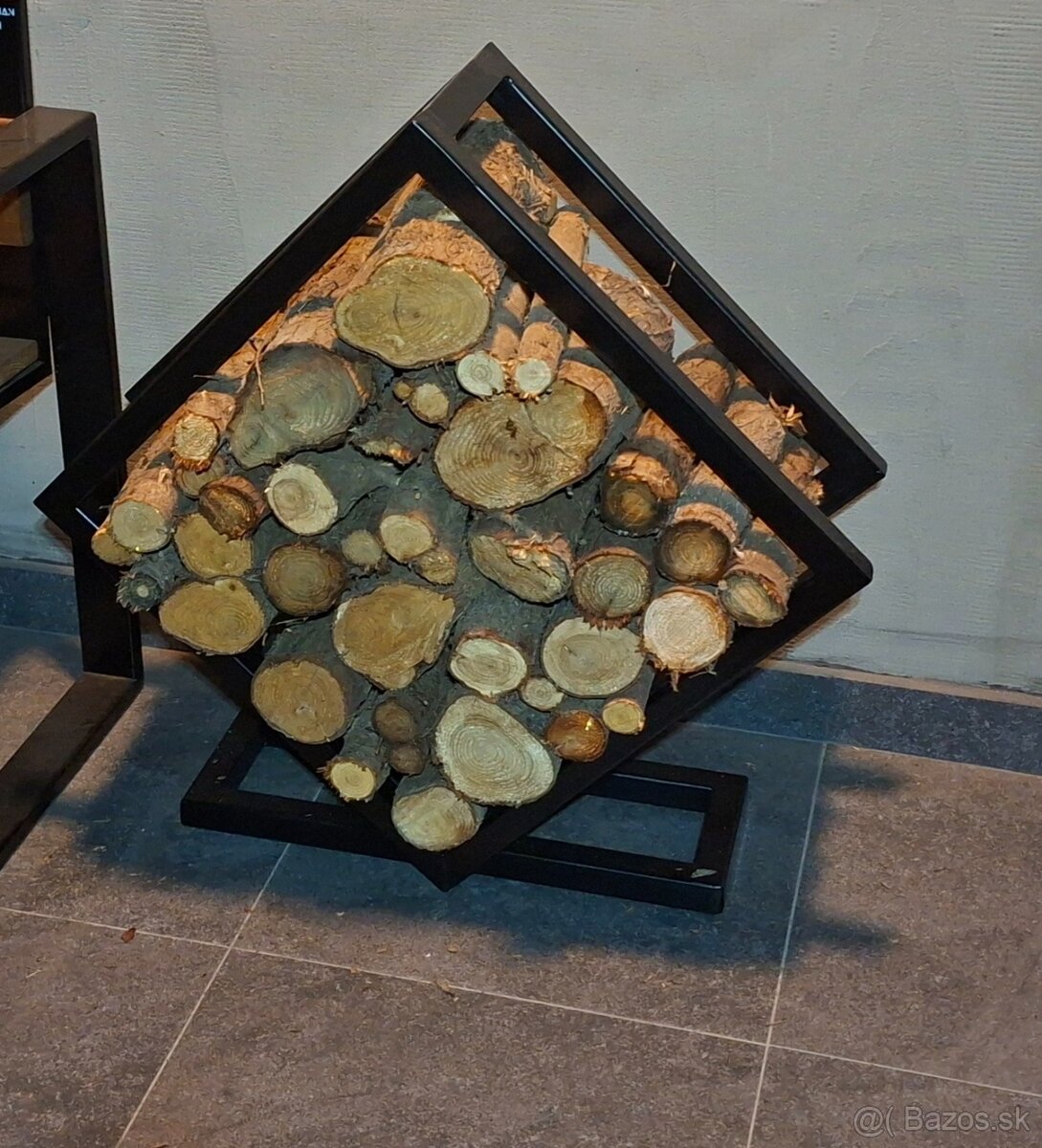 Stojan na palivové drevo