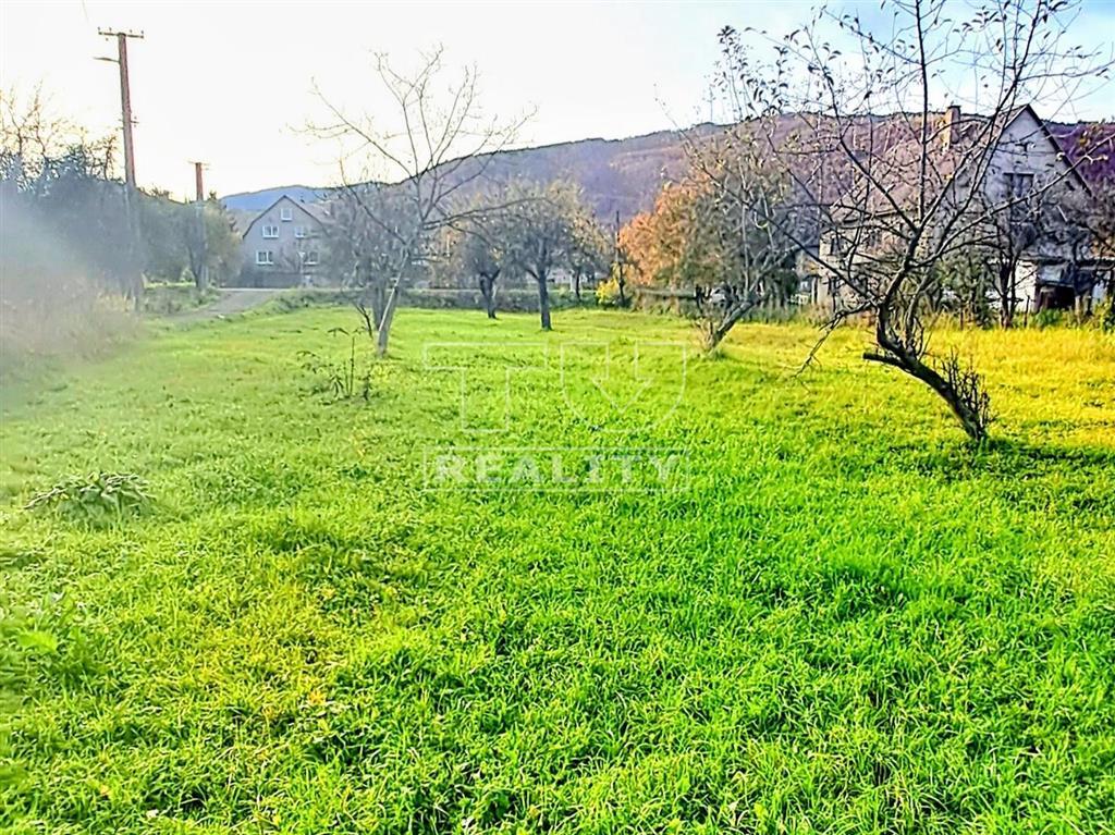 Na Predaj stavebný rovinatý pozemok Liešťany 996 m2