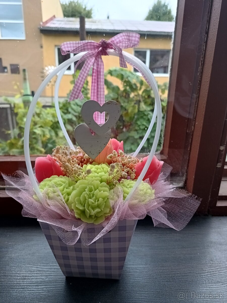 Domáce vyrobené sviečky a kytica