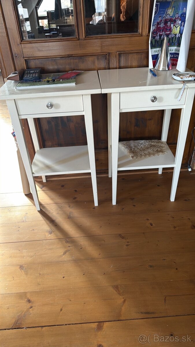 2 biele nocne stoliky