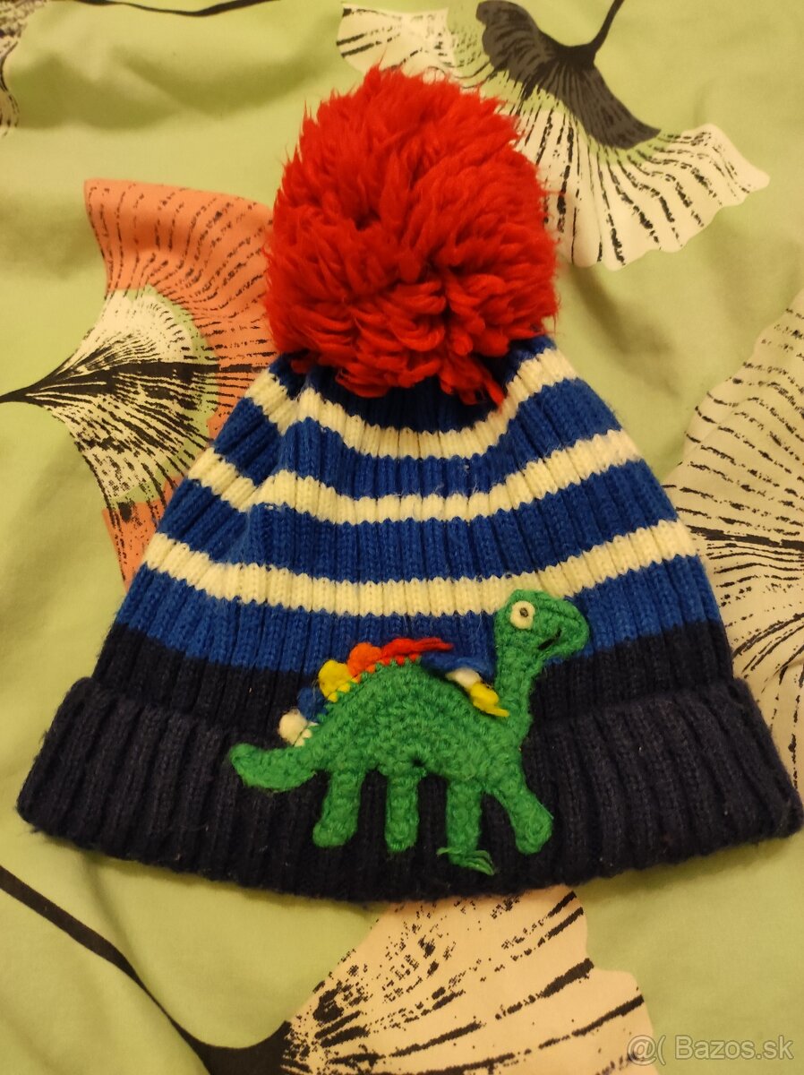 Pletená čiapka s dinosaurom