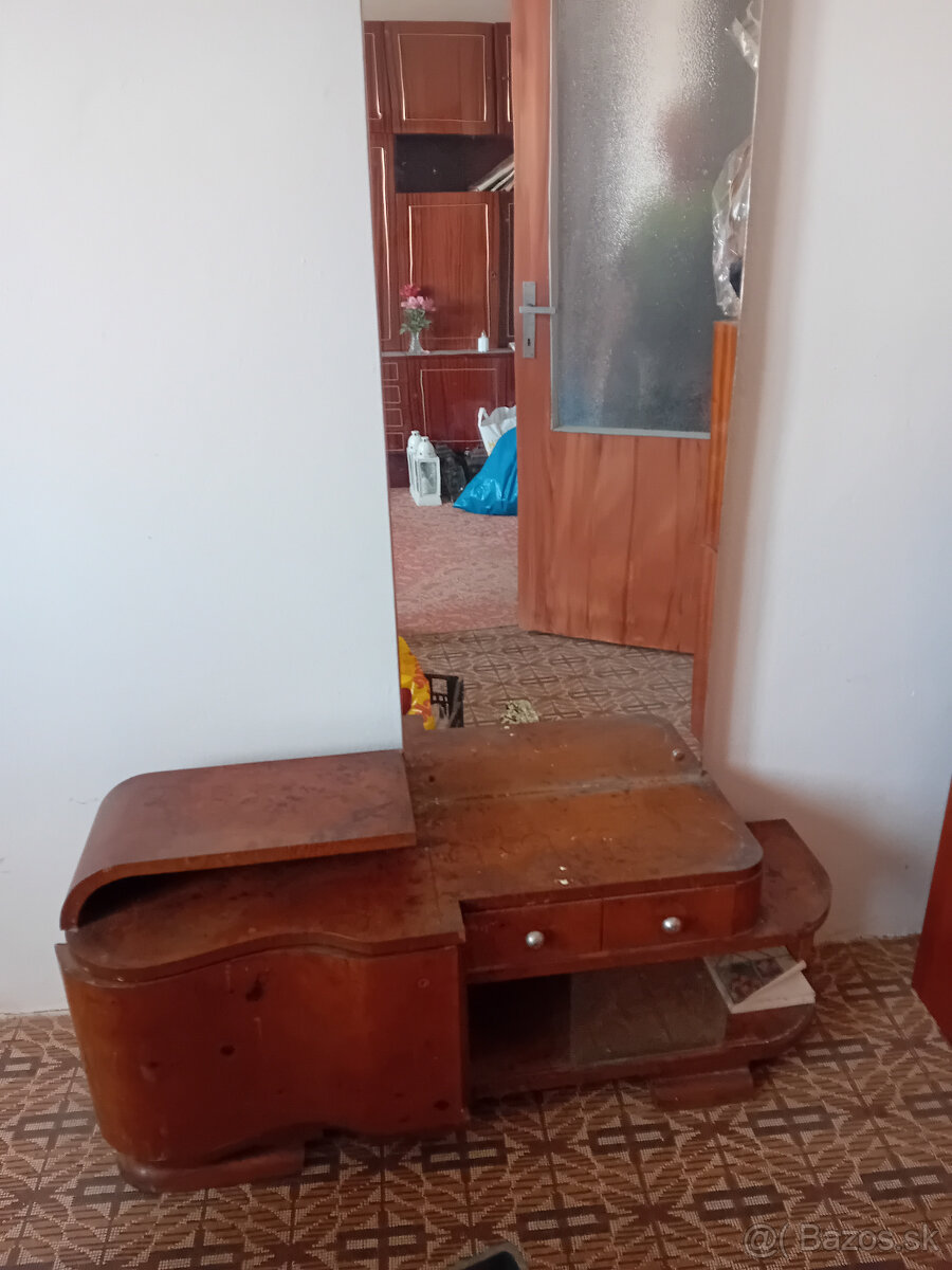 Predám starú komodu so zrkadlom