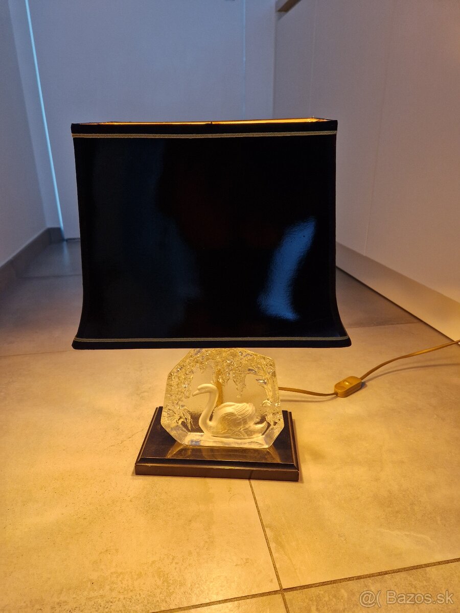 Krasna stolná lampa