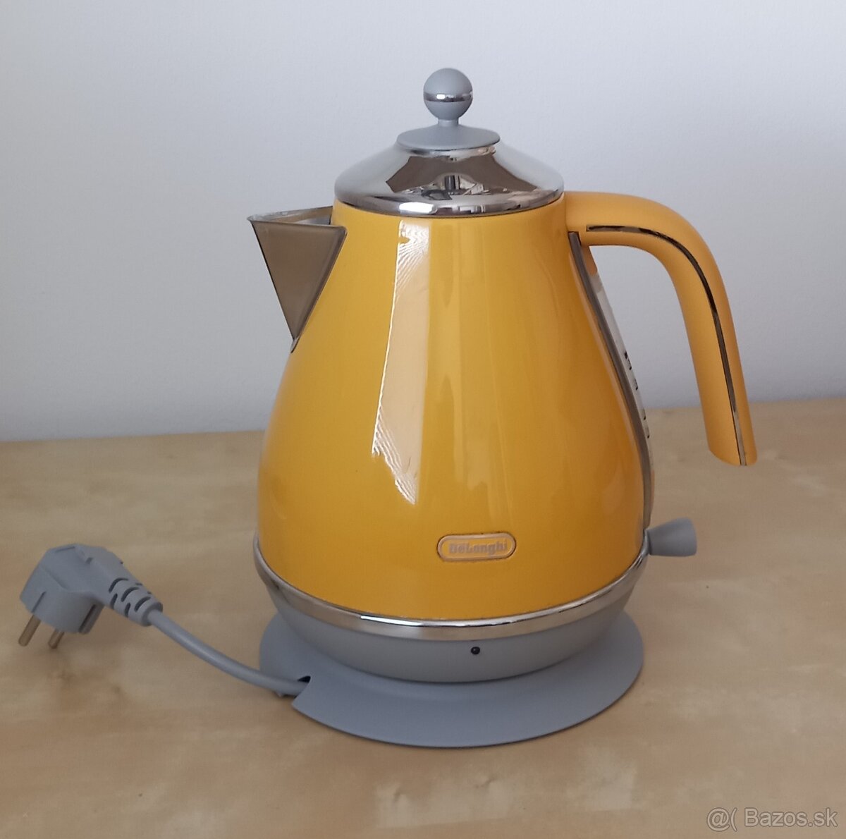 Rýchlovarná konvica De'Longhi KBOC 2001.Y v žltej farbe