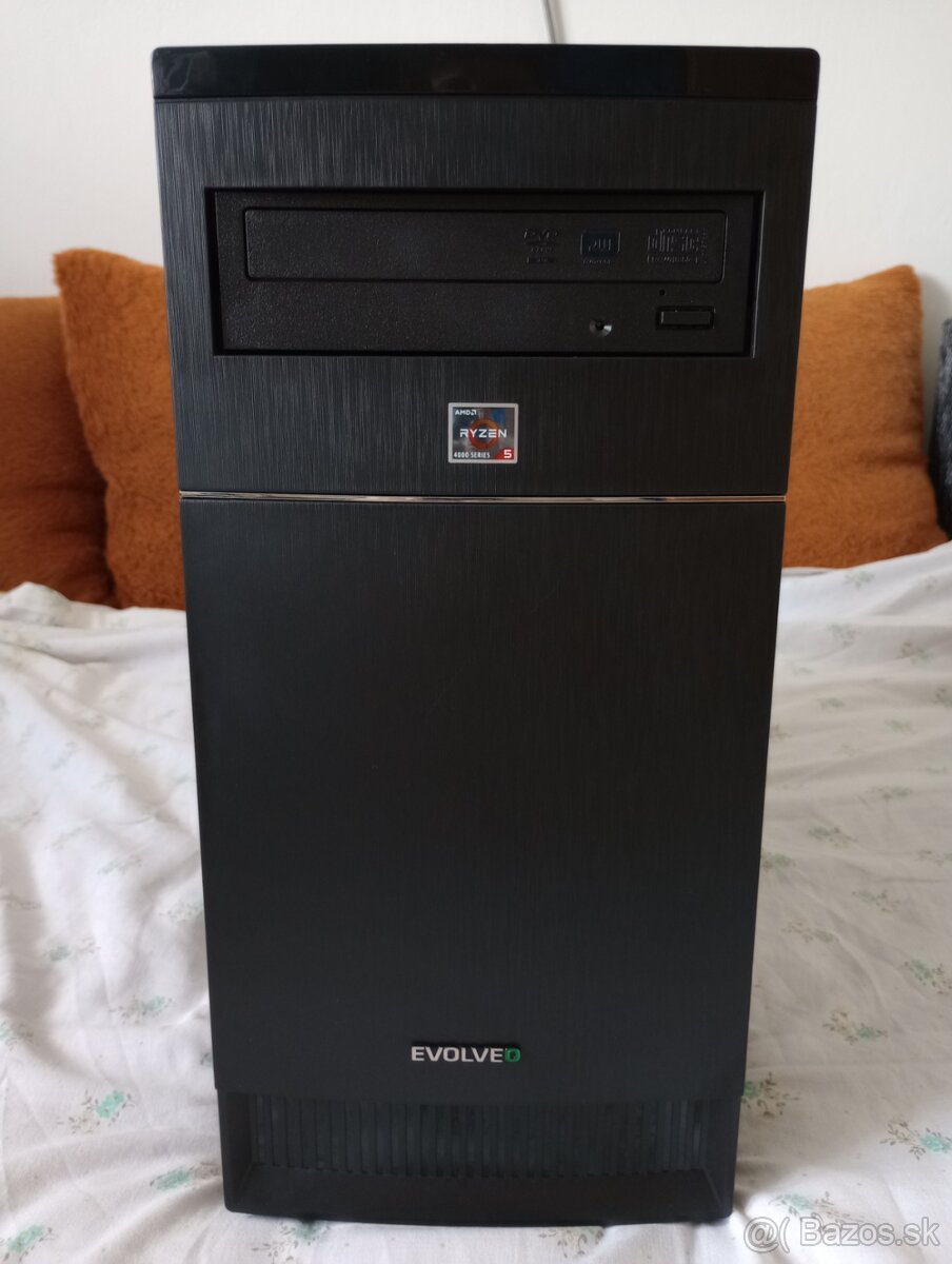 Nový, malý, herný počítač