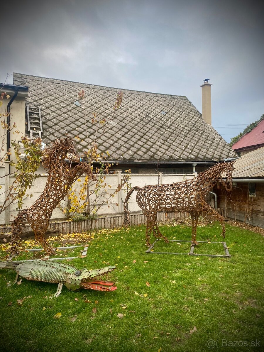 Majestátní kůň z podkov