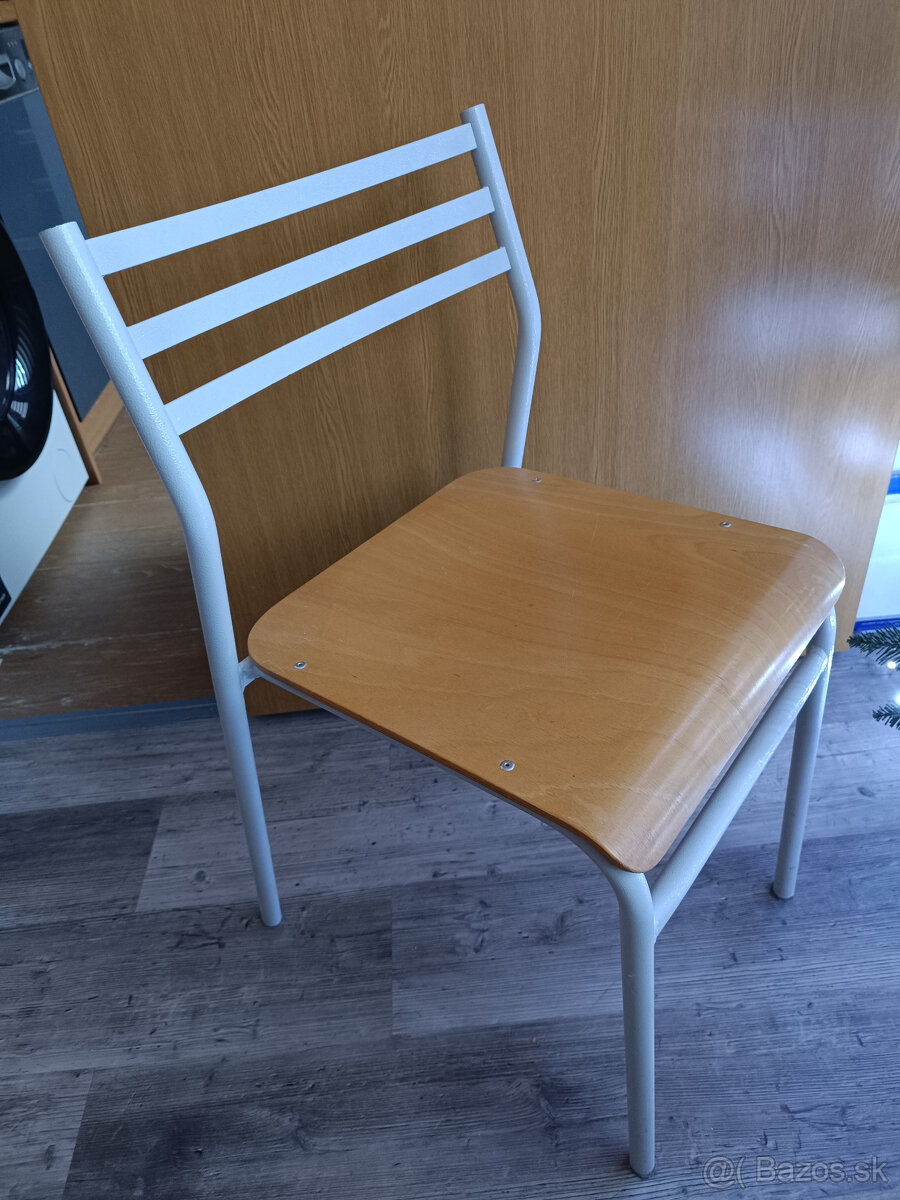 Masívne kovové stoličky stohovateľné, 7ks